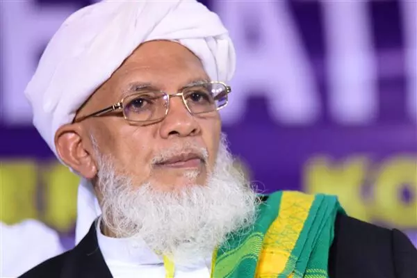 മുഖ്യമന്ത്രിയുടെ പരിപാടിയിൽ ആലിക്കുട്ടി മുസ്‍ലിയാരെ വിലക്കിയ സംഭവം: എസ്‌.വൈ.എസ് നേതാവിന് സസ്‌പെൻഷൻ