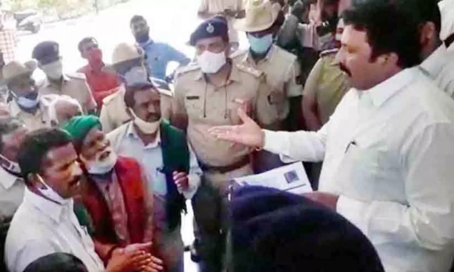 വിവാദ പ്രസ്​താവന: കൃഷിമന്ത്രിയെ കർഷകർ തടഞ്ഞു