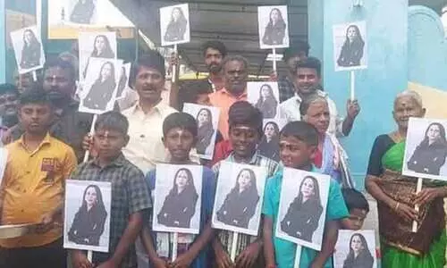 ക​മ​ല ഹാ​രി​സ്​ അധികാരമേൽക്കു​േമ്പാൾ തമിഴ്​നാട്ടിലെ തുളസേന്ദ്രപുരത്ത്​ ആഘോഷം