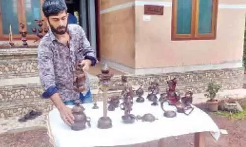 ചിരട്ടയിൽ വിസ്മയം തീർത്ത് സുനേഷ് മുണ്ടേരി