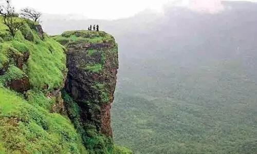 Restrictions on tourist attractions in Nelliyampathi is low