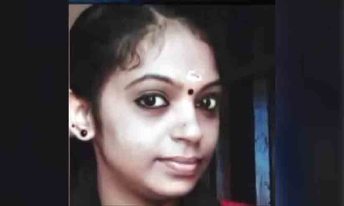 യുവതി കടലിൽ ചാടി മരിച്ച സംഭവം: ശു​ചി​മു​റി​യി​ൽ ഒളികാ​മ​റ വെച്ച ​സഹപ്രവർത്തകനെതിരെ ആരോപണവുമായി ബന്ധുക്കൾ