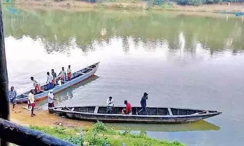 പെ​രി​ക്ക​ല്ലൂ​ർ തോ​ണി​ക്ക​ട​വ് സ​ജീ​വ​മാ​യി