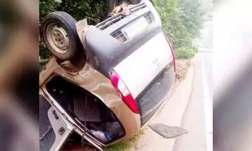 ആ​റ്റു​കാ​ൽ ക്ഷേ​ത്ര​ത്തിലേക്ക്​ പോയ കു​ടും​ബം സ​ഞ്ച​രി​ച്ച കാ​ർ മ​റി​ഞ്ഞ്​ ഒ​രാ​ൾ​ക്ക് പ​രി​ക്ക്