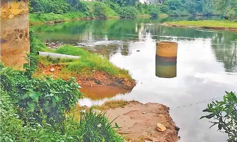 വാട്ടർ അതോറിറ്റിയുടെ ൈപപ്പിടൽ: പുഴതീരം ഒലിച്ചുപോയി വാട്ടർ അതോറിറ്റിയുടെ ൈപപ്പിടൽ: പുഴതീരം ഒലിച്ചുപോയി