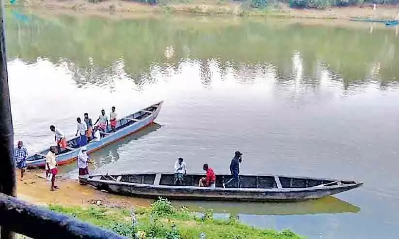 പെരിക്കല്ലൂർ തോണിക്കടവ് സജീവമായി പെരിക്കല്ലൂർ തോണിക്കടവ് സജീവമായി