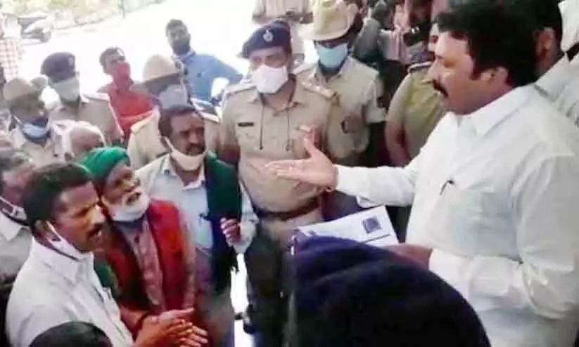 വിവാദ പ്രസ്​താവന: കൃഷിമന്ത്രിയെ കർഷകർ തടഞ്ഞു