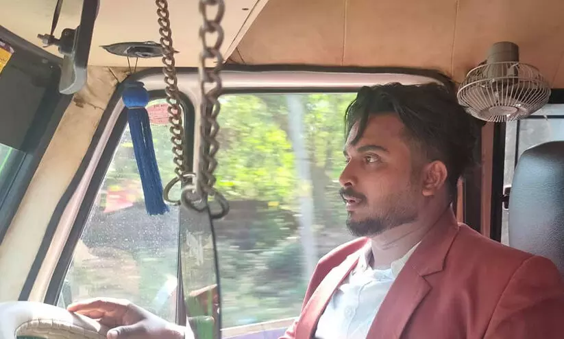 വിവാഹദിനത്തിലും സേവനത്തിന്​ മുടക്കമില്ല; രോഗിയെ രക്ഷിക്കാൻ മണവാളൻ തന്നെ ആംബുലൻസിന്‍റെ വളയം പിടിച്ചു