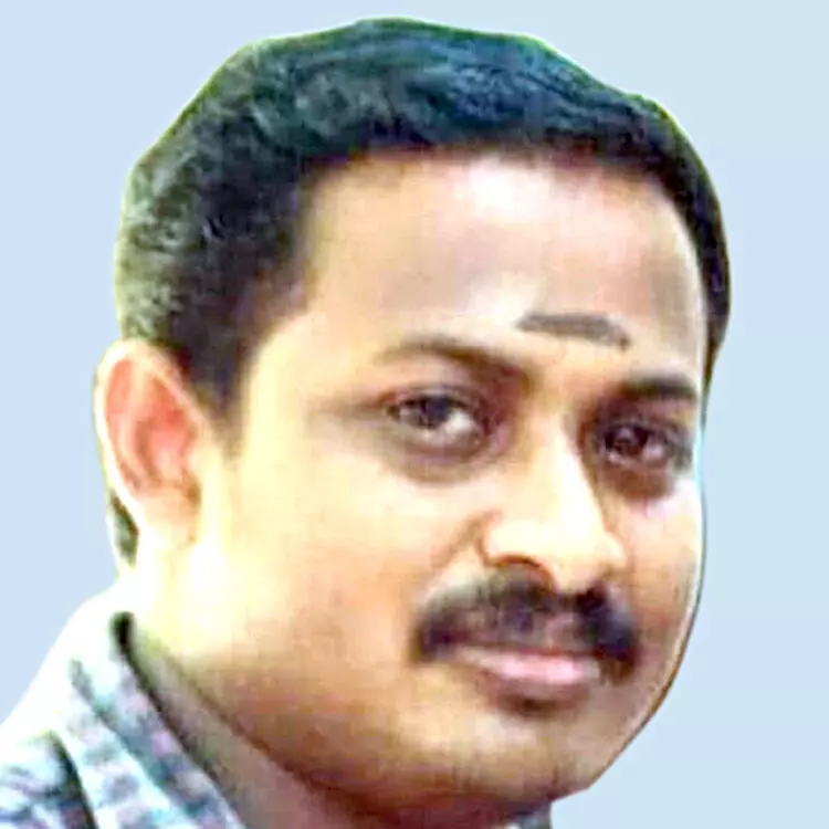 അ​മി​ത​വേ​ഗ​ത്തി​ലെ​ത്തി​യ കാ​റി​ടി​ച്ച്​ സ്കൂ​ട്ട​ർ യാ​ത്രി​ക​ൻ മ​രി​ച്ചു  നി​ർ​ത്താ​തെ​പോ​യ കാ​ർ കൃ​ഷ്ണ​പു​ര​ത്ത് നാ​ട്ടു​കാ​ർ ത​ട​ഞ്ഞ്​ പൊ​ലീ​സി​ന് കൈ​മാ​റി