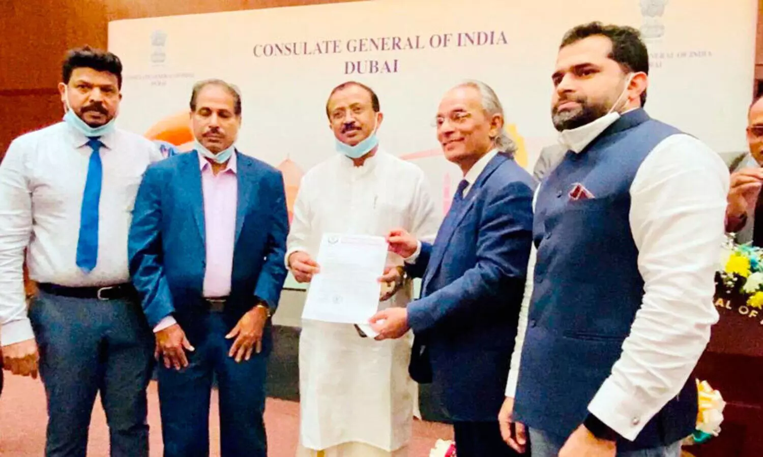 ദു​ബൈ കെ.​എം.​സി.​സി നി​വേ​ദ​നം ന​ൽ​കി