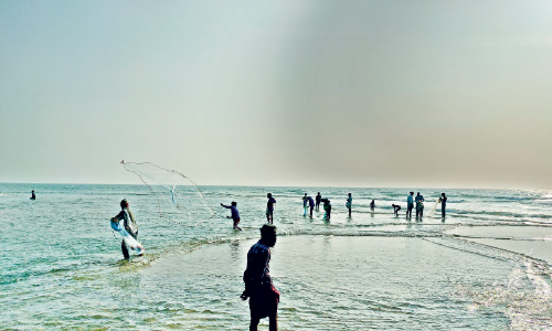 ആഴക്കടൽ ശൂന്യം : അന്നംതേടി തൊഴിലാളികൾ അഴിമുഖത്ത് ആഴക്കടൽ ശൂന്യം : അന്നംതേടി തൊഴിലാളികൾ അഴിമുഖത്ത്