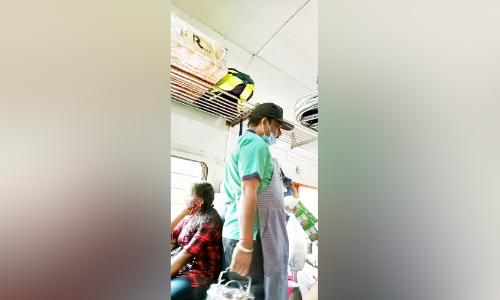ട്രെയിനിൽ മാസ്ക് ധരിക്കാതെ ചായവിൽപന; 2000 രൂപ പിഴ