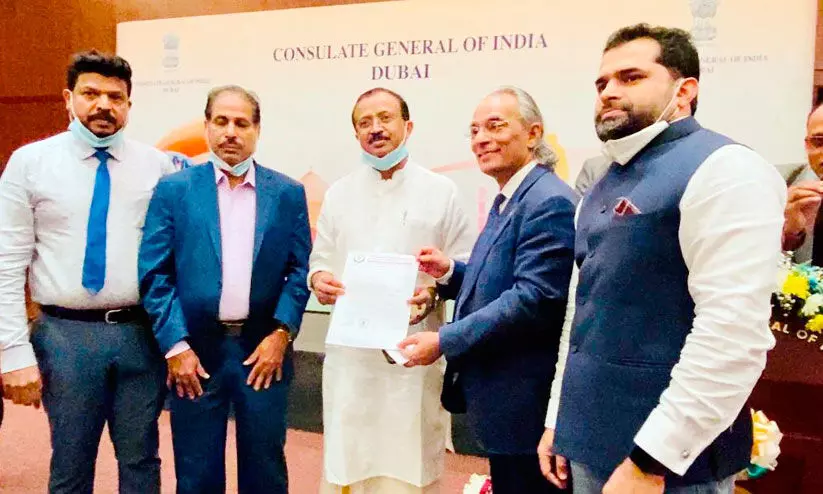 ദുബൈ കെ.എം.സി.സി നിവേദനം നൽകി ദുബൈ കെ.എം.സി.സി നിവേദനം നൽകി