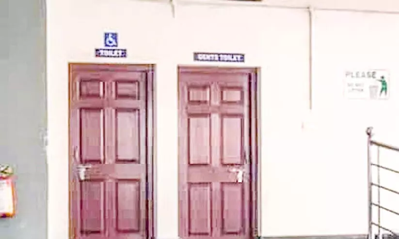 മിനിസിവിൽ സ്റ്റേഷനിൽ ടോയ്ലറ്റുകൾ പൂട്ടി മിനിസിവിൽ സ്റ്റേഷനിൽ ടോയ്ലറ്റുകൾ പൂട്ടി