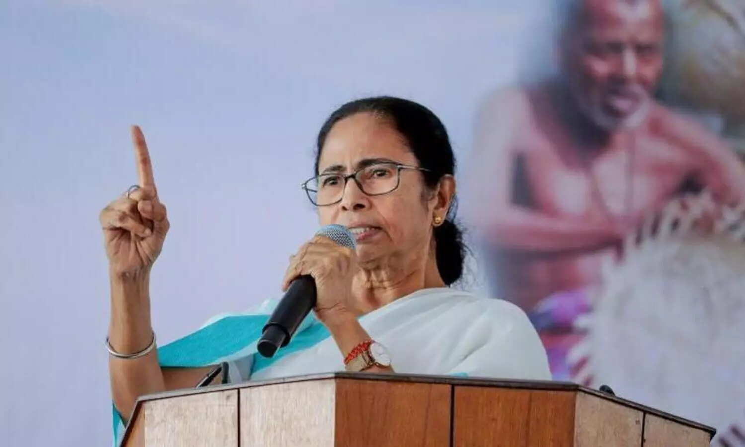 വിളിച്ചു വരുത്തി അപമാനിക്കരുത്​; പ്രധാനമന്ത്രി പ​ങ്കെടുത്ത പരിപാടിയിൽ മമതയുടെ പ്രതിഷേധം