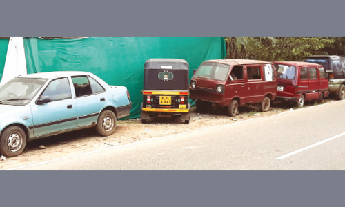 പൊളിക്കാൻ കൊടുത്ത വാഹനങ്ങൾ ​പൊതുനിരത്തിൽ