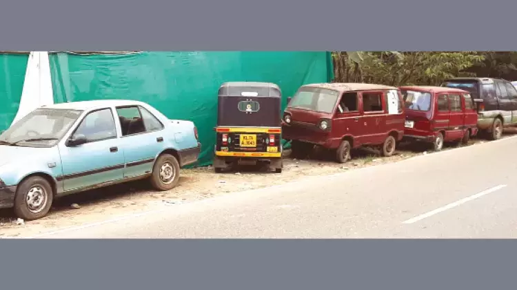 പൊളിക്കാൻ കൊടുത്ത വാഹനങ്ങൾ ​പൊതുനിരത്തിൽ