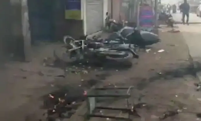 പശ്​ചിമബംഗാളിൽ തൃണമൂൽ-ബി.ജെ.പി സംഘർഷം; നിരവധി വാഹനങ്ങൾ കത്തിച്ചു