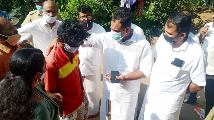 സ്കൂളിലെത്താത്ത വിദ്യാർഥികളെ തേടി ജനപ്രതിനിധികള് വീട്ടിലേക്ക് സ്കൂളിലെത്താത്ത വിദ്യാർഥികളെ തേടി ജനപ്രതിനിധികള് വീട്ടിലേക്ക്