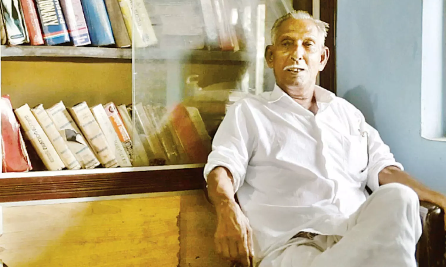 പ്ര​സാ​ധ​ക​രെ തേ​ടി 83കാ​ര​നാ​യ​ ഡി​ക്​​ഷ​ണ​റി മാ​ൻ