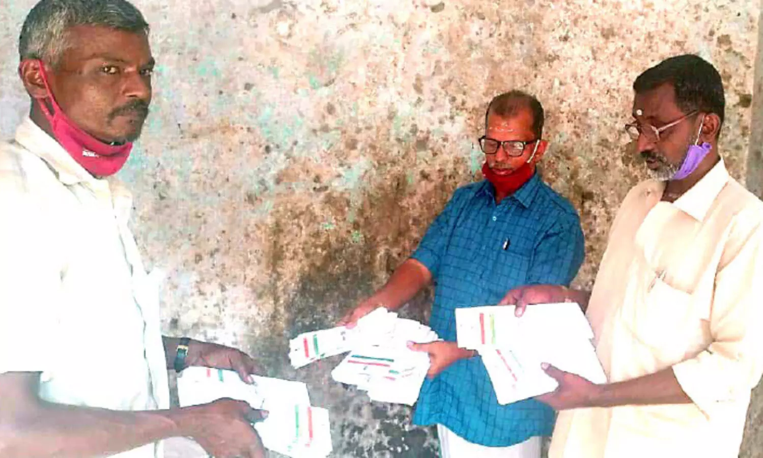 വിതരണം ചെയ്യാത്ത 306 ആധാർ കാർഡുകൾ ആക്രിക്കടയിൽ