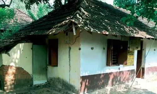 ഭീ​തി​യു​ടെ കൂ​ര​യി​ൽ കു​രു​ന്നു​ക​ൾ