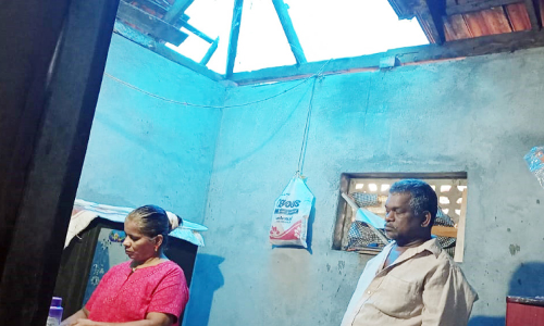 വീഴാറായ മേൽക്കൂരക്ക് താഴെ രാജനും കുടുംബവും