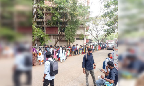 കോവിഡ്​ മാനദണ്ഡങ്ങൾ പാലിക്കാതെ ഇൻറർവ്യൂ; കലക്ടറേറ്റിൽ തടിച്ചുകൂടിയത് നൂറുകണക്കിന് പേർ