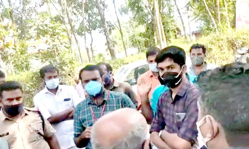 റോഡ് പണി പൂർത്തീകരിച്ചില്ല:ഉദ്യോഗസ്ഥരെയും കോൺട്രാക്ടറെയും നാട്ടുകാർ തടഞ്ഞു​