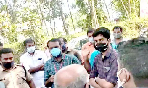 റോഡ് പണി പൂർത്തീകരിച്ചില്ല:ഉദ്യോഗസ്ഥരെയും കോൺട്രാക്ടറെയും നാട്ടുകാർ തടഞ്ഞു​