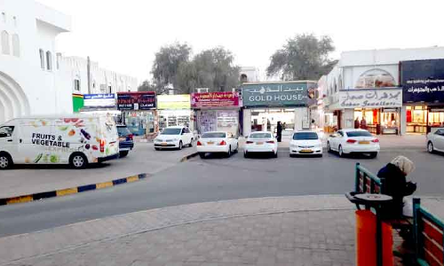 സു​ഹാ​ർ സൂ​ഖ്​ ഉ​ണ​രു​ന്നു: വ​ഴി​വാ​ണി​ഭ​ങ്ങ​ളും സ​ജീ​വം