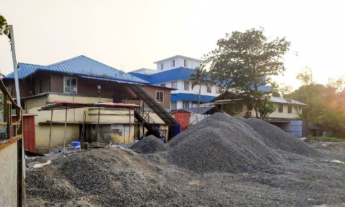 തു​റ​വൂ​ർ ആ​ശു​പ​ത്രി​യി​ലെ പ​ഴ​യ കെ​ട്ടി​ടം പൊ​ളി​ക്കാ​ത്ത​തി​ൽ ​പ്ര​തി​ഷേ​ധം