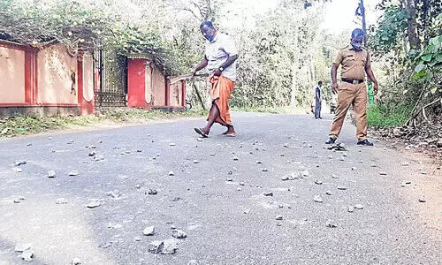 അ​പ​ക​ട ഭീഷണിയായി ടി​പ്പ​റു​ക​ളു​ടെ മ​ര​ണ​പ്പാ​ച്ചി​ൽ