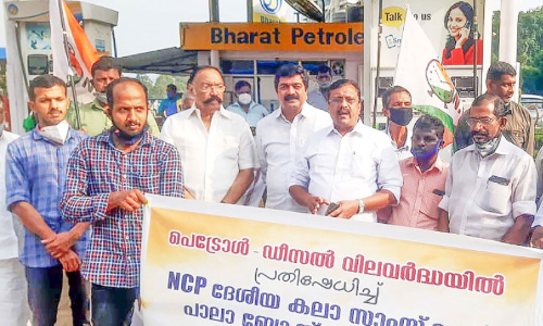 ഓ​ട്ടോ​റി​ക്ഷ​ക​ൾ​ക്ക് സൗ​ജ​ന്യ​മാ​യി ഇ​ന്ധ​നം ന​ൽ​കി പ്ര​തി​ഷേ​ധം