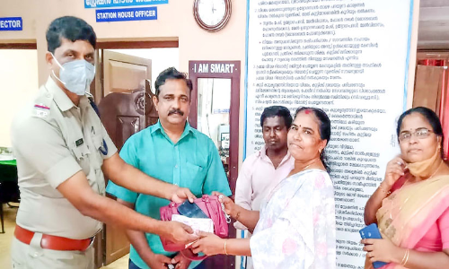 ന​ഷ്​​ട​മാ​യ ബാ​ഗ്​ തി​രി​ച്ചു​കി​ട്ടി; വി​വാ​ഹ വീ​ട്ടി​ൽ സ​ന്തോ​ഷ തി​ര​യി​ള​ക്കം