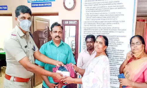 ന​ഷ്​​ട​മാ​യ ബാ​ഗ്​ തി​രി​ച്ചു​കി​ട്ടി; വി​വാ​ഹ വീ​ട്ടി​ൽ സ​ന്തോ​ഷ തി​ര​യി​ള​ക്കം