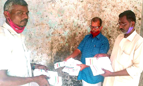 വിതരണം ചെയ്യാത്ത 306 ആധാർ കാർഡുകൾ ആക്രിക്കടയിൽ