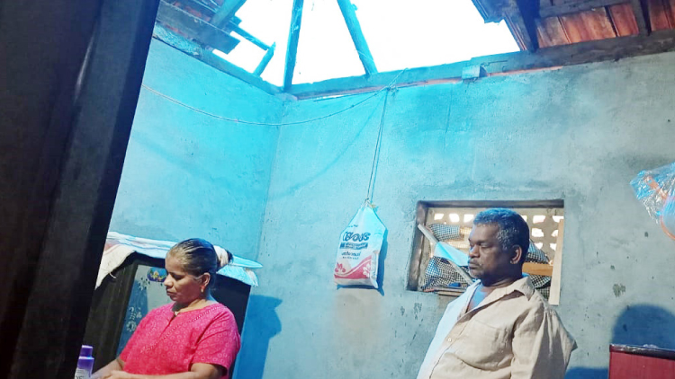 വീഴാറായ മേൽക്കൂരക്ക് താഴെ രാജനും കുടുംബവും വീഴാറായ മേൽക്കൂരക്ക് താഴെ രാജനും കുടുംബവും