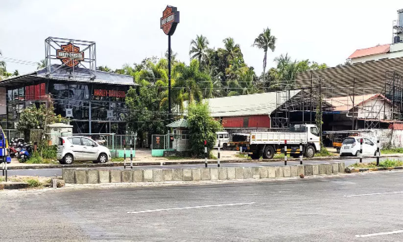 കുണ്ടന്നൂരിലെ അനധികൃത യു ടേണ്‍ അടച്ചു