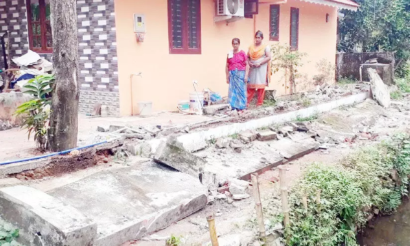 വയോദമ്പതികെള വീട്ടിൽ പൂട്ടിയിട്ട് സി.പി.എമ്മുകാർ മതിൽ തകർത്തതായി പരാതി വയോദമ്പതികെള വീട്ടിൽ പൂട്ടിയിട്ട് സി.പി.എമ്മുകാർ മതിൽ തകർത്തതായി പരാതി