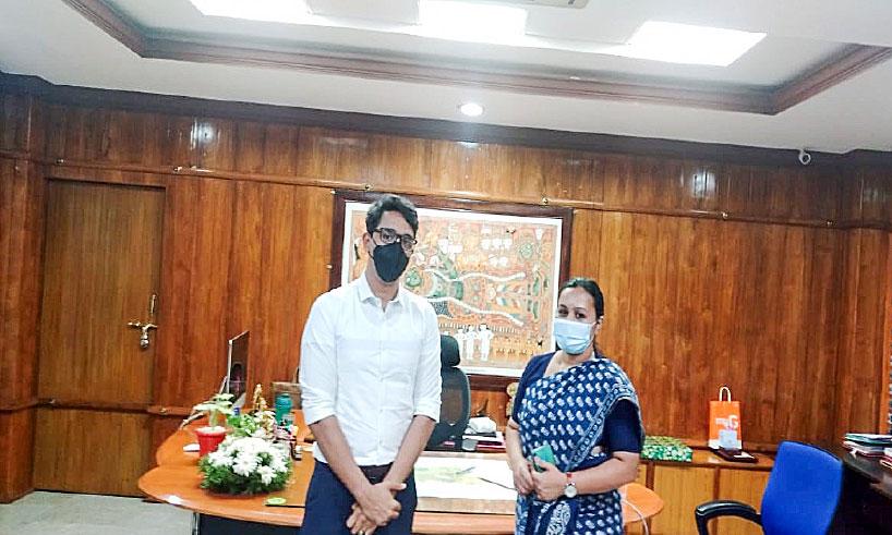 പ്രതിസന്ധി കാലങ്ങളെ അതിജീവിച്ച ഓര്മ പങ്കുവെച്ച് എം.എല്.എയും കലക്ടറും പ്രതിസന്ധി കാലങ്ങളെ അതിജീവിച്ച ഓര്മ പങ്കുവെച്ച് എം.എല്.എയും കലക്ടറും