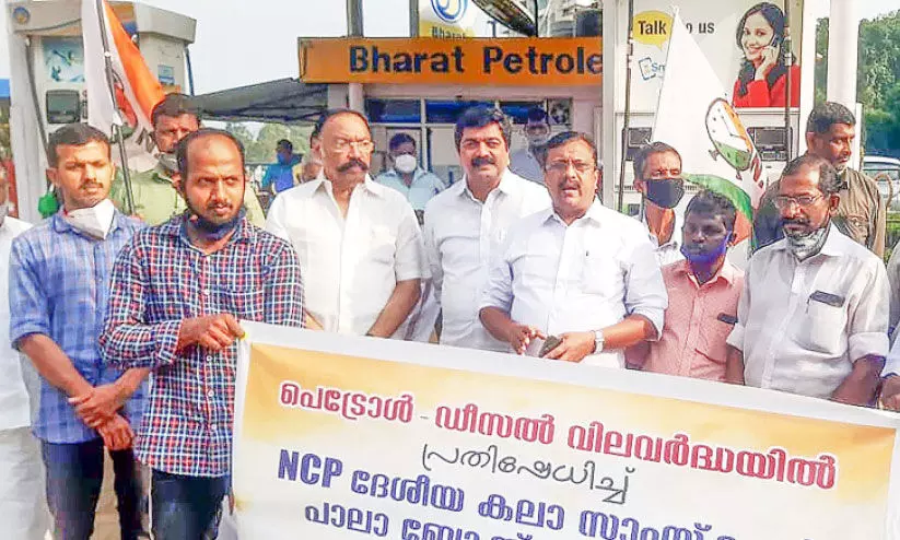 ഓ​ട്ടോ​റി​ക്ഷ​ക​ൾ​ക്ക് സൗ​ജ​ന്യ​മാ​യി ഇ​ന്ധ​നം ന​ൽ​കി പ്ര​തി​ഷേ​ധം