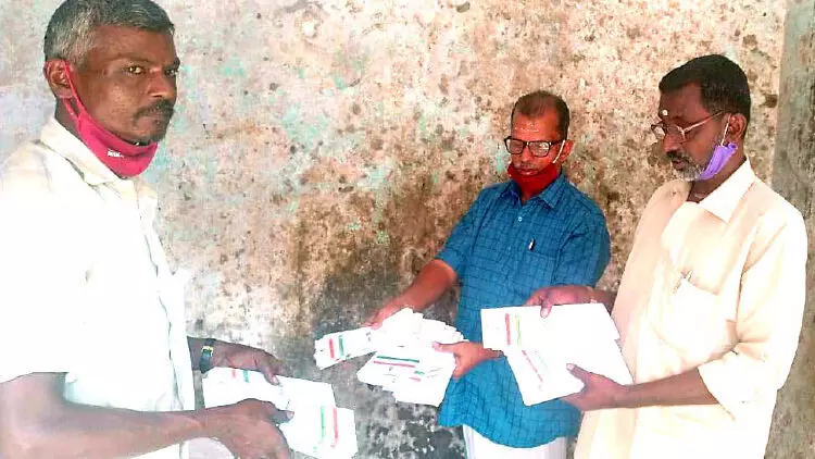 വിതരണം ചെയ്യാത്ത 306 ആധാർ കാർഡുകൾ ആക്രിക്കടയിൽ