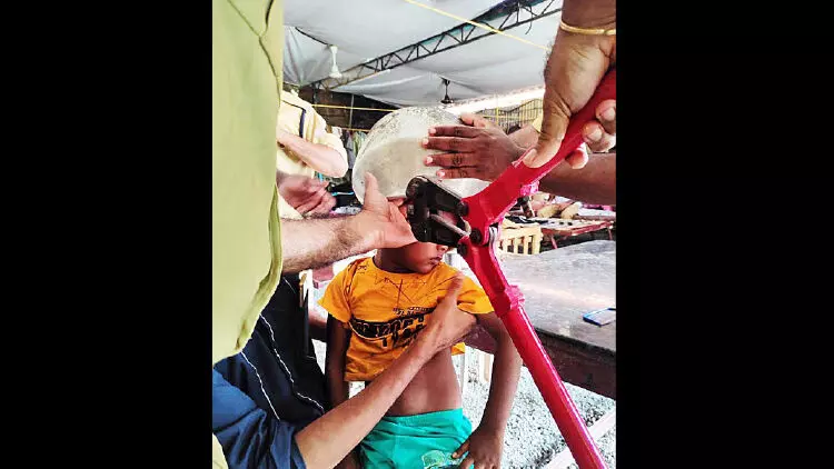 കുട്ടിയുടെ തല കലത്തില് കുടുങ്ങി; ഫയര്ഫോഴ്സ് രക്ഷപ്പെടുത്തി കുട്ടിയുടെ തല കലത്തില് കുടുങ്ങി; ഫയര്ഫോഴ്സ് രക്ഷപ്പെടുത്തി