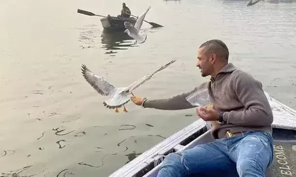 വാരണാസിയിൽ തോണിയിലിരുന്ന്​ പക്ഷികൾക്ക്​ തീറ്റ നൽകി ധവാൻ; തോണിക്കാരനെതിരെ നടപടി