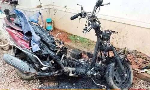 സി.​പി.​എം പ്ര​വ​ര്‍ത്ത​ക​ന്‍റെ സ്കൂട്ടര്‍ അഗ്നിക്കിരയാക്കി