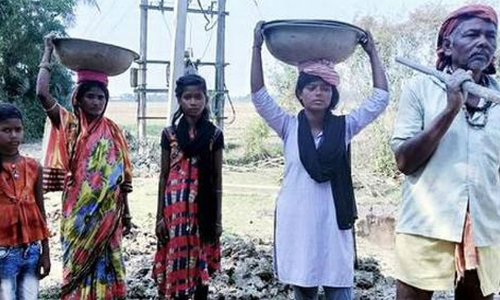 ഫീസ്​ നൽകാൻ പണമില്ല; തൊഴിലുറപ്പ്​ ജോലിക്കിറങ്ങി ദലിത്​ വിദ്യാർഥികൾ
