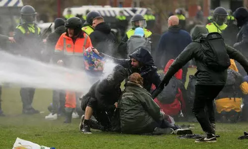 ലോക്​ഡൗൺ വിരുദ്ധ പ്രതിഷേധം അക്രമാസക്തമായി; 240ഓളം പേരെ കസ്റ്റഡിയിലെടുത്ത്​ ഡച്ച്​ പൊലീസ്​