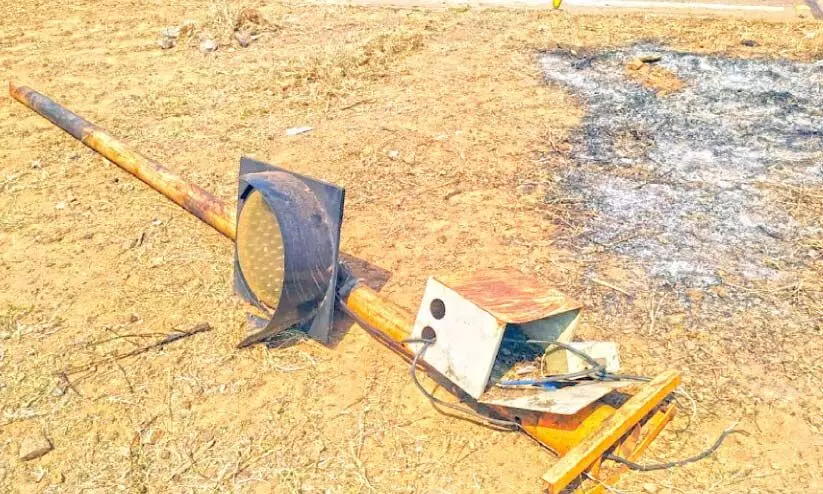 വാഹനമിടിച്ച് ഒടിഞ്ഞുവീഴുന്ന വഴിവിളക്കുകളിലെ ബാറ്ററി മോഷണം പതിവാകുന്നു വാഹനമിടിച്ച് ഒടിഞ്ഞുവീഴുന്ന വഴിവിളക്കുകളിലെ ബാറ്ററി മോഷണം പതിവാകുന്നു