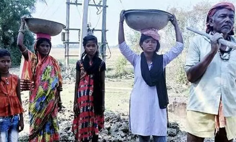 ഫീസ്​ നൽകാൻ പണമില്ല; തൊഴിലുറപ്പ്​ ജോലിക്കിറങ്ങി ദലിത്​ വിദ്യാർഥികൾ